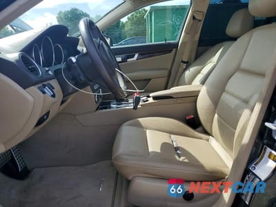 Zdjęcie 8 z 13 samochodu: 2014 MERCEDES-BENZ C 300 4MATIC VIN:WDDGF8AB9EA953051 - miniatura