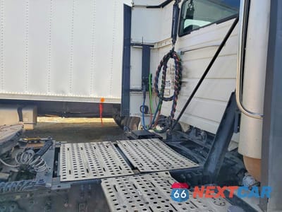 Zdjęcie 6 z 10 samochodu: 2017 VOLVO VNL SEMI TRUCK VIN:4V4N39TG4HN987988 - miniatura
