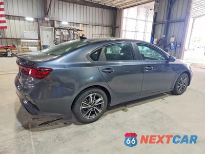 Trzecie zdjęcie samochodu z tyłu: 2023 KIA FORTE LXS VIN:3KPF24AD4PE601555 - miniatura
