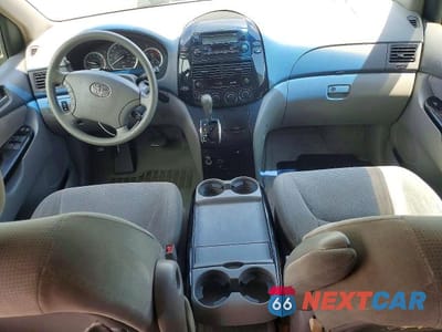 Zdjęcie 8 z 13 samochodu: 2004 TOYOTA SIENNA LE 7 PASSENGER VIN:5TDZA23C04S117716 - miniatura