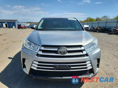 Piąte zdjęcie samochodu w środku: 2017 TOYOTA HIGHLANDER LE VIN:5TDBZRFH3HS406511 - miniatura