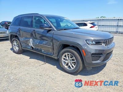 Czwarte zdjęcie samochodu z boku: 2025 JEEP GRAND CHEROKEE LAREDO VIN:1C4RJHAG4SC354734 - miniatura