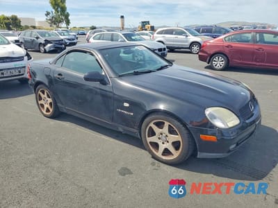 Czwarte zdjęcie samochodu z boku: 2000 MERCEDES-BENZ SLK 230 KOMPRESSOR VIN:WDBKK47F8YF168870 - miniatura