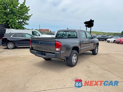 Czwarte zdjęcie samochodu z boku: 2018 TOYOTA TACOMA SR VIN:5TFAX5GN7JX104508 - miniatura