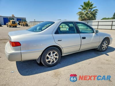 Trzecie zdjęcie samochodu z tyłu: 2001 TOYOTA CAMRY LE V6 VIN:4T1BF22K61U968238 - miniatura