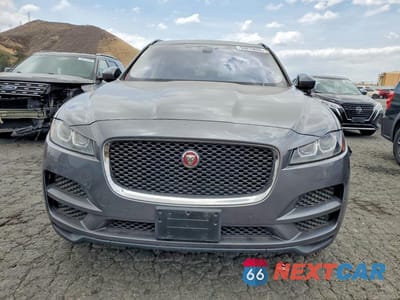 Piąte zdjęcie samochodu w środku: 2019 JAGUAR F-PACE PRESTIGE VIN:SADCK2FN7KA394832 - miniatura