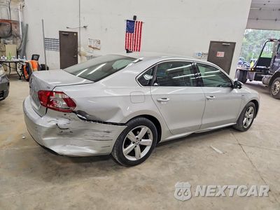 Trzecie zdjęcie samochodu z tyłu: 2015 VOLKSWAGEN PASSAT S VIN:1VWAT7A37FC104938 - miniatura