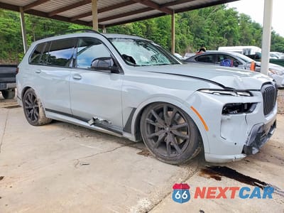 Czwarte zdjęcie samochodu z boku: 2024 BMW X7 M60I VIN:5UX33EM03R9T73102 - miniatura