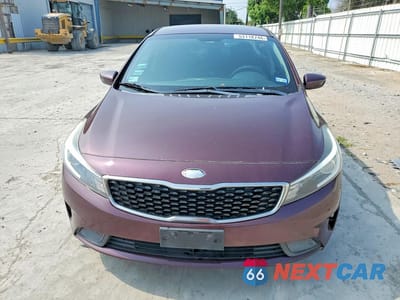 Piąte zdjęcie samochodu w środku: 2018 KIA FORTE LX VIN:3KPFK4A76JE228178 - miniatura