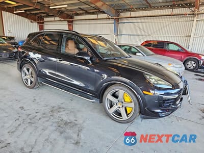 Czwarte zdjęcie samochodu z boku: 2017 PORSCHE CAYENNE TURBO VIN:WP1AC2A26HLA97026 - miniatura