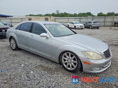 Czwarte zdjęcie samochodu z boku: 2007 MERCEDES-BENZ S 550 VIN:WDDNG71X17A146780 - miniatura