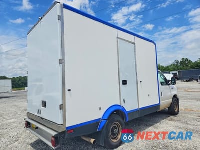 Trzecie zdjęcie samochodu z tyłu: 2023 FORD E-350 REFRIGERATED BOX TRUCK VIN:1FDWE3FK7PDD08531 - miniatura