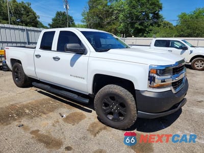 Czwarte zdjęcie samochodu z boku: 2018 CHEVROLET SILVERADO K1500 VIN:1GCVKNECXJZ278580 - miniatura
