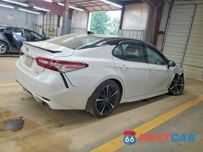 Trzecie zdjęcie samochodu z tyłu: 2018 TOYOTA CAMRY XSE V6 VIN:4T1BZ1HK2JU021268 - miniatura