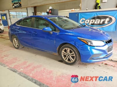 Czwarte zdjęcie samochodu z boku: 2017 CHEVROLET CRUZE LT VIN:1G1BE5SM1H7194606 - miniatura
