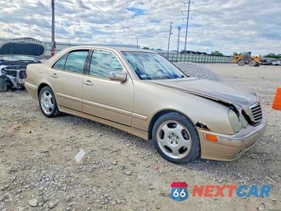 Czwarte zdjęcie samochodu z boku: 2002 MERCEDES-BENZ E 430 VIN:WDBJF83J72X068911 - miniatura