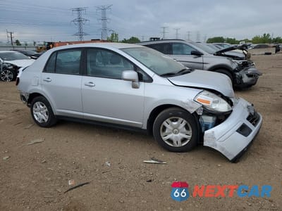 Czwarte zdjęcie samochodu z boku: 2010 NISSAN VERSA 1.8 S VIN:3N1BC1AP6AL369955 - miniatura