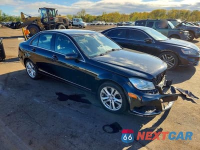 Czwarte zdjęcie samochodu z boku: 2014 MERCEDES-BENZ C 300 4MATIC VIN:WDDGF8AB3EG182700 - miniatura