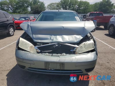 Piąte zdjęcie samochodu w środku: 2005 FORD FOCUS ZX4 VIN:1FAFP34N35W232812 - miniatura