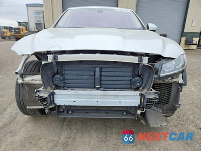 Piąte zdjęcie samochodu w środku: 2018 JAGUAR F-PACE PREMIUM VIN:SADCJ2GX5JA237057 - miniatura
