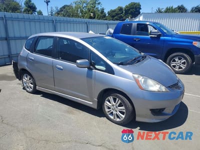 Czwarte zdjęcie samochodu z boku: 2010 HONDA FIT SPORT VIN:JHMGE8H4XAS015602 - miniatura