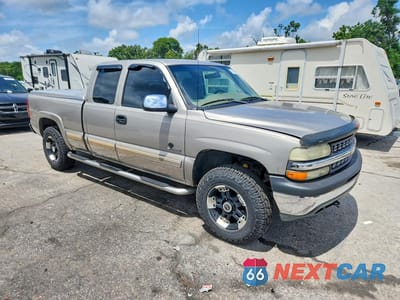 Czwarte zdjęcie samochodu z boku: 2002 CHEVROLET SILVERADO K1500 VIN:2GCEK19TX21352240 - miniatura