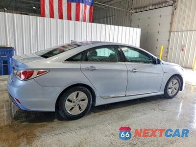 Trzecie zdjęcie samochodu z tyłu: 2015 HYUNDAI SONATA HYBRID BASE VIN:KMHEC4A43FA134912 - miniatura