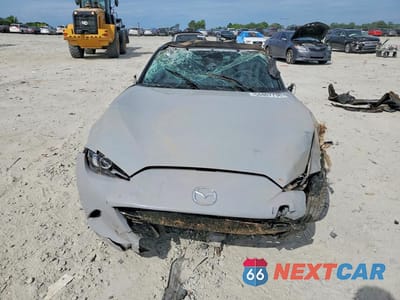 Piąte zdjęcie samochodu w środku: 2024 MAZDA MX-5 MIATA CLUB VIN:JM1NDAC7XR0608338 - miniatura