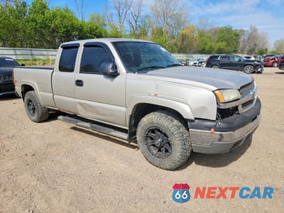 Czwarte zdjęcie samochodu z boku: 2004 CHEVROLET SILVERADO K1500 VIN:1GCEK19T84E376666 - miniatura