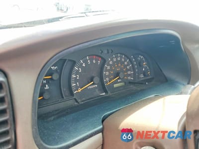 Zdjęcie 9 z 12 samochodu: 2002 TOYOTA TUNDRA SR5 V8 VIN:5TBRT341X2S228485 - miniatura