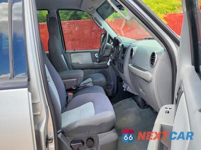 Piąte zdjęcie samochodu w środku: 2004 FORD EXPEDITION XLS VIN:1FMRU13W64LB74351 - miniatura