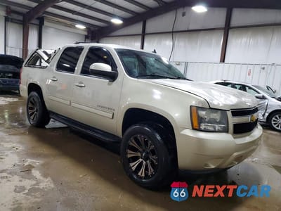 Czwarte zdjęcie samochodu z boku: 2013 CHEVROLET SUBURBAN K1500 LT VIN:1GNSKJE72DR136184 - miniatura