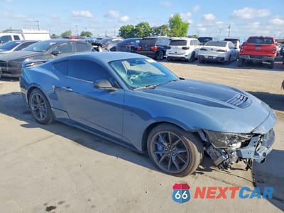 Czwarte zdjęcie samochodu z boku: 2024 FORD MUSTANG DARK HORSE VIN:1FA6P8R03R5502790 - miniatura