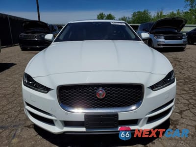 Piąte zdjęcie samochodu w środku: 2017 JAGUAR XE PRESTIGE VIN:SAJAK4BN1HA953967 - miniatura