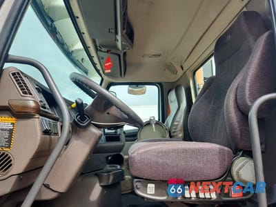 Piąte zdjęcie samochodu w środku: 2017 VOLVO VNL SEMI TRUCK VIN:4V4N39TG9HN988098 - miniatura