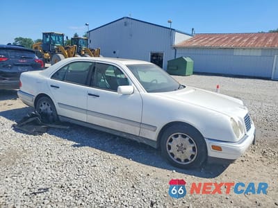 Czwarte zdjęcie samochodu z boku: 1996 MERCEDES-BENZ E 320 VIN:WDBJF55FXTJ003286 - miniatura