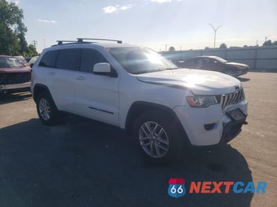 Czwarte zdjęcie samochodu z boku: 2017 JEEP GRAND CHEROKEE LAREDO VIN:1C4RJFAG2HC841959 - miniatura