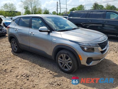 Czwarte zdjęcie samochodu z boku: 2021 KIA SELTOS LX VIN:KNDEPCAA3M7188648 - miniatura