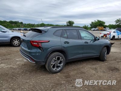 Trzecie zdjęcie samochodu z tyłu: 2025 CHEVROLET TRAX 1LT VIN:KL77LHEP4SC136768 - miniatura