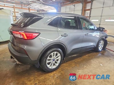 Trzecie zdjęcie samochodu z tyłu: 2022 FORD ESCAPE SE VIN:1FMCU9BZXNUA49588 - miniatura