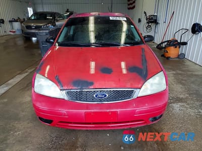 Piąte zdjęcie samochodu w środku: 2005 FORD FOCUS ZX3 VIN:3FAFP31N55R155304 - miniatura