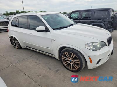 Czwarte zdjęcie samochodu z boku: 2013 BMW X5 XDRIVE50I VIN:5UXZV8C59D0C16872 - miniatura