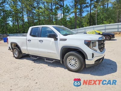 Czwarte zdjęcie samochodu z boku: 2024 GMC SIERRA K1500 VIN:1GTRUAEKXRZ271622 - miniatura