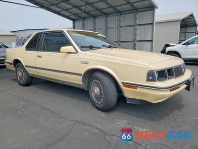Czwarte zdjęcie samochodu z boku: 1987 OLDSMOBILE CUTLASS CIERA S VIN:1G3AJ11W1HD310155 - miniatura