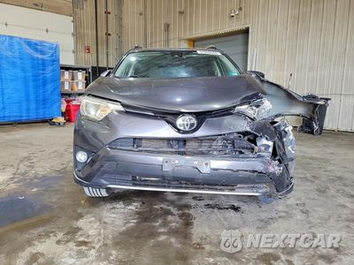 Piąte zdjęcie samochodu w środku: 2017 TOYOTA RAV4 XLE VIN:JTMRFREVXHJ110901 - miniatura