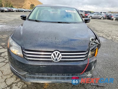 Piąte zdjęcie samochodu w środku: 2013 VOLKSWAGEN PASSAT S VIN:1VWAP7A35DC071715 - miniatura