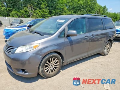 2017 TOYOTA SIENNA XLE 8-PASSENGER 5TDYZ3DC1HS820238 - główne zdjęcie licytacji z USA - miniatura