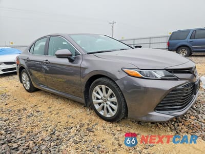 Czwarte zdjęcie samochodu z boku: 2020 TOYOTA CAMRY LE VIN:4T1C11AK3LU977142 - miniatura
