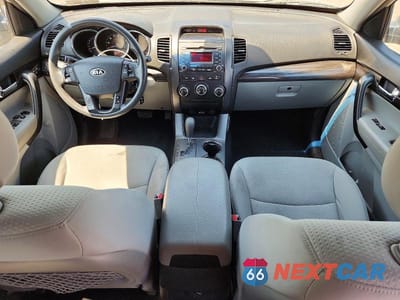 Zdjęcie 8 z 13 samochodu: 2013 KIA SORENTO LX VIN:5XYKTDA25DG311365 - miniatura