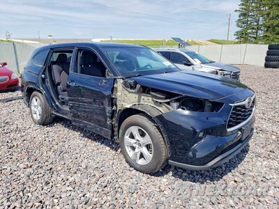 Czwarte zdjęcie samochodu z boku: 2021 TOYOTA HIGHLANDER LE VIN:5TDBZRBH3MS114275 - miniatura
